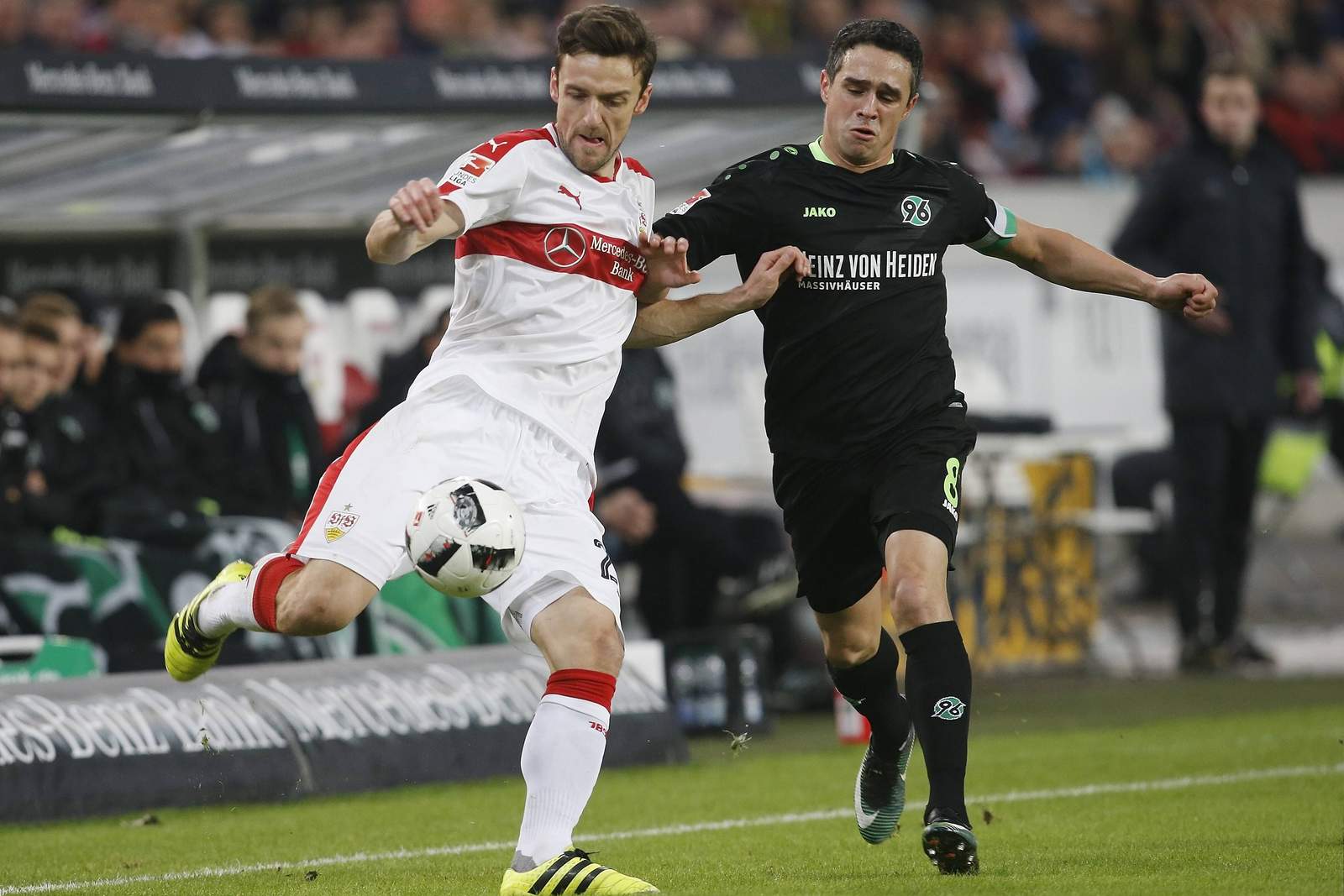 gentner stuttgart schmiedebach hannover 2.bundesliga Zweikampf zwischen Gentner und Schmiedebach