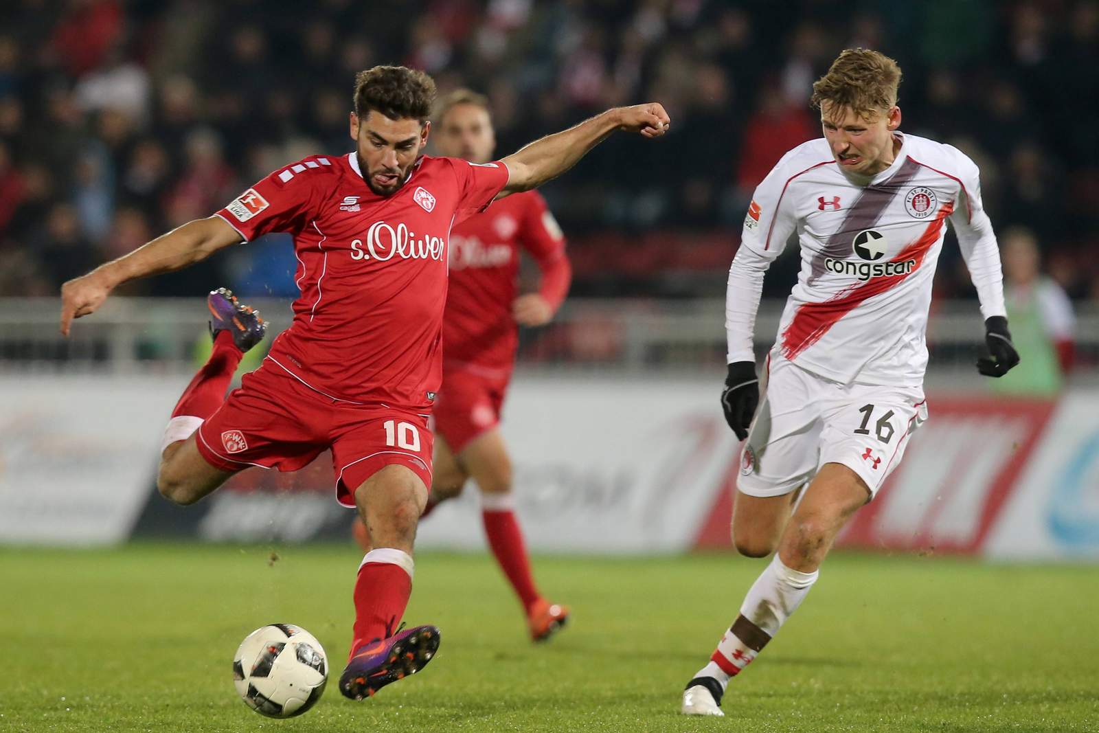 Daghfous Würzburger Kickers 2.Bundesliga Nejmeddin Daghfous zieht ab, Marc Hornschuh kommt zu spät.