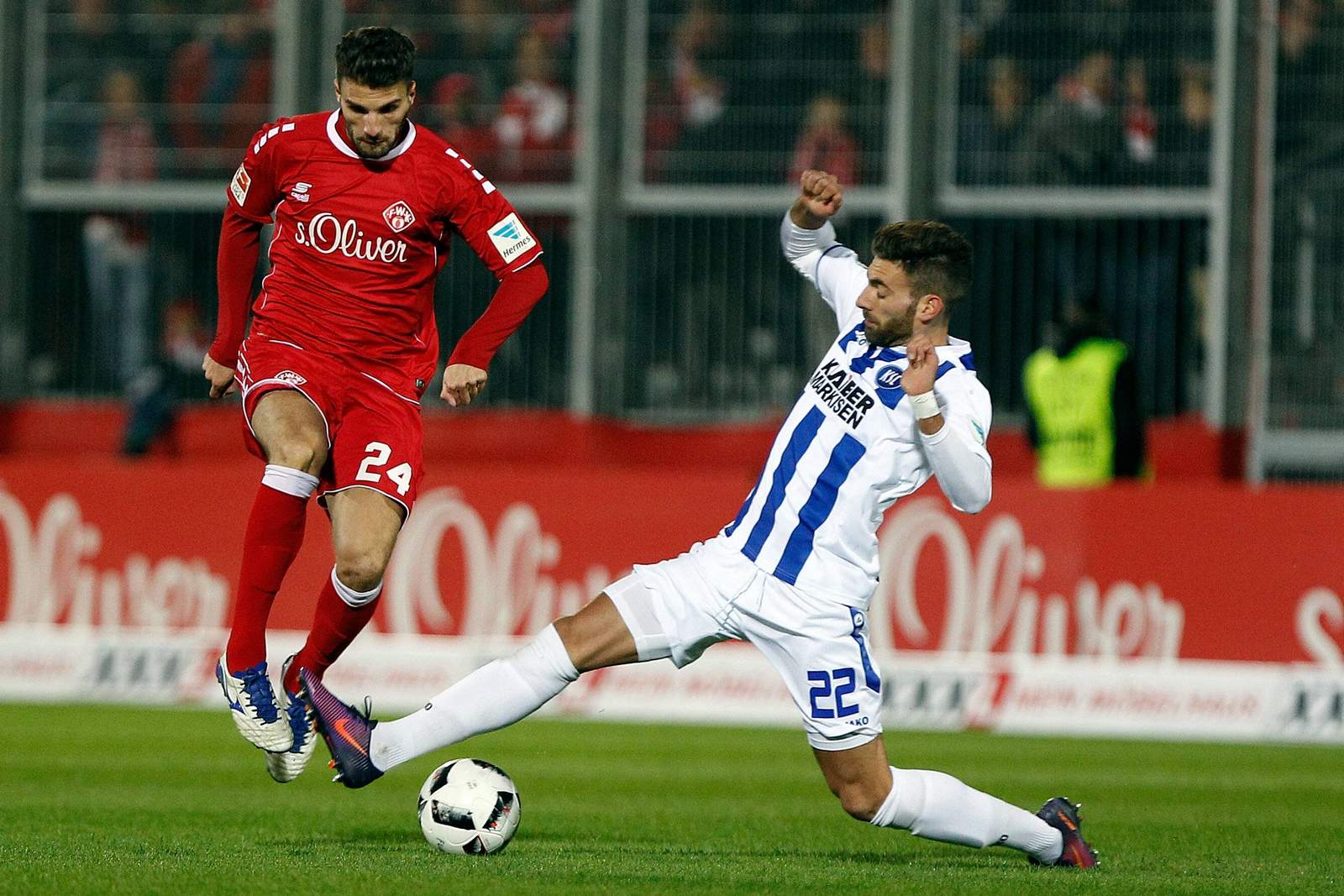 Rama Valentini KSC Karlsruhe Würzburg 2.Bundesliga Enrico Valentini grätscht gegen Valdet Rama. Jetzt auf KSC gegen Würzburg wetten!