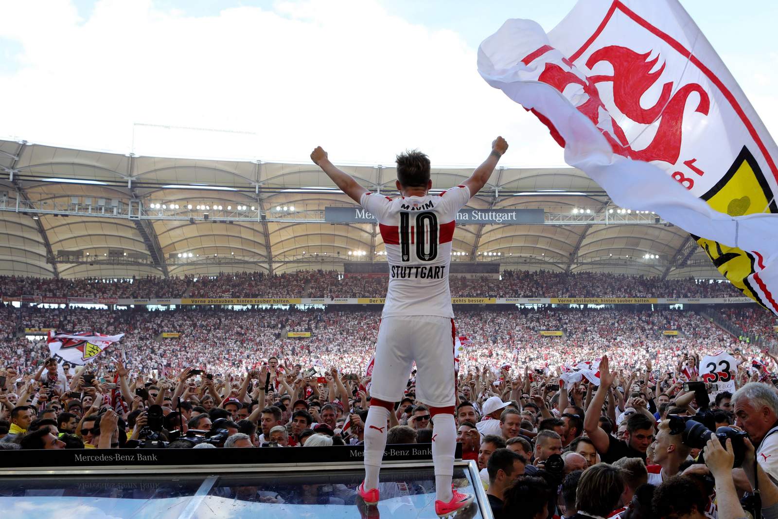 Alexandru Maxim jubelt mit Fans des VFB Stuttgart