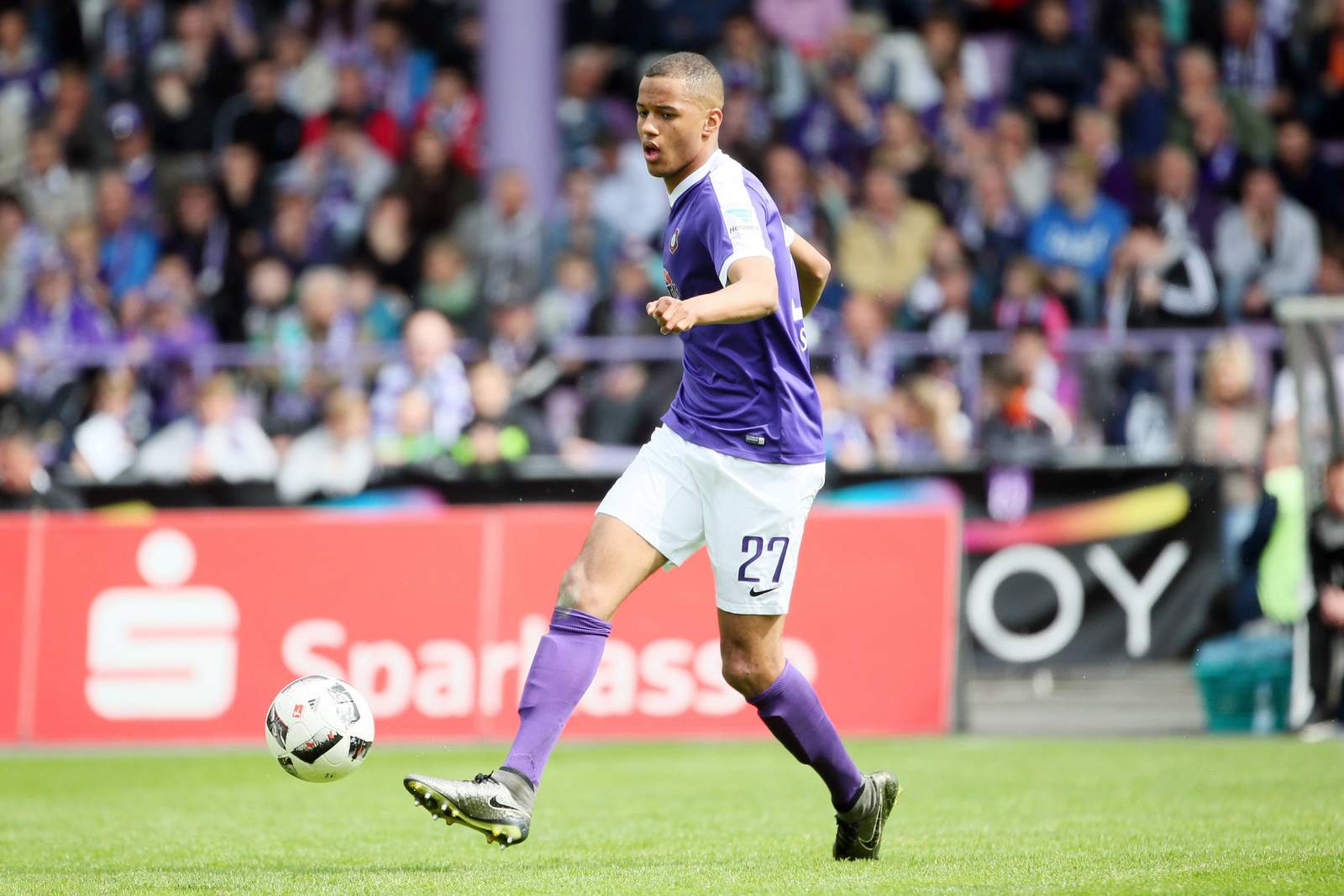louis samson, erzgebirge aue, zweite bundesliga Louis Samson hier für den FC Erzgebirge Aue am Ball