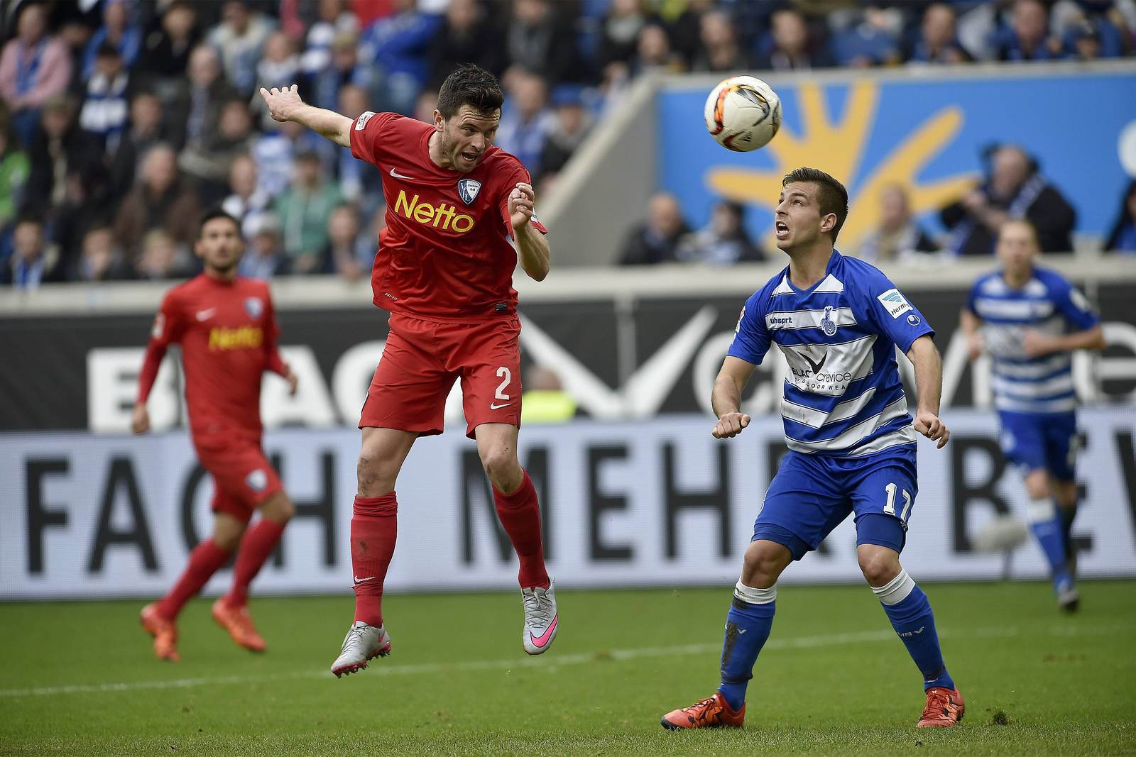 Tim Hoogland im Duell mit Kevin Wolze. Wer gewinnt das Derby zwischen Duisburg und Bochum? Jetzt darauf wetten