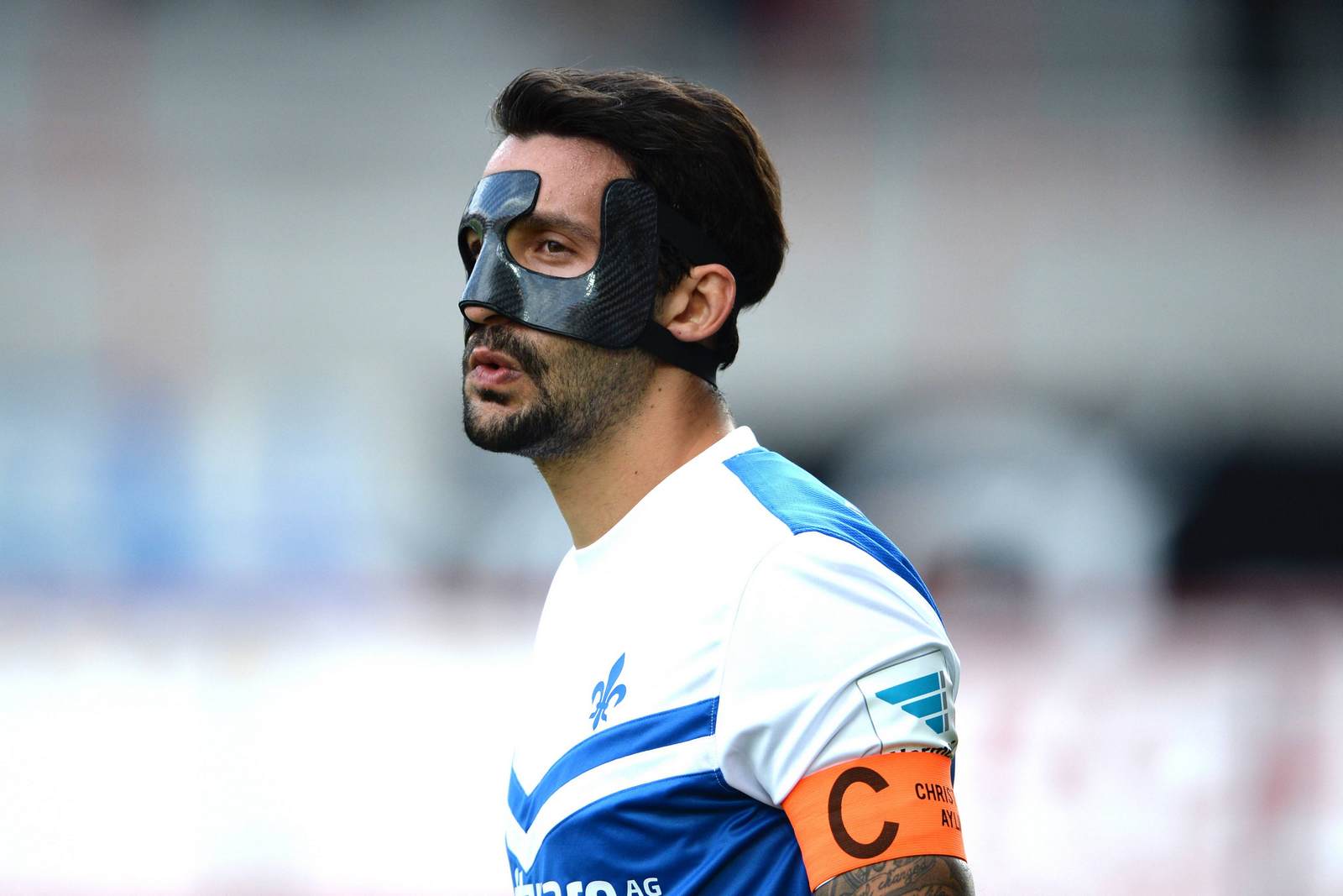 Aytac Sulu vom SV Darmstadt mit Gesichtsmaske. Liga-Zwei.de klärt über Gesichtsverletzungen auf.