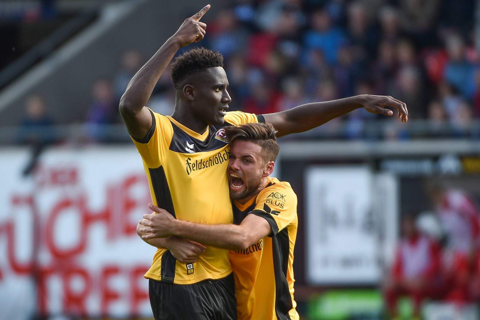 2. Liga, Dynamo Dresden, Peniel Mlapa Peniel Mlapa feierte seinen Treffer mit Niklas Kreuzer.