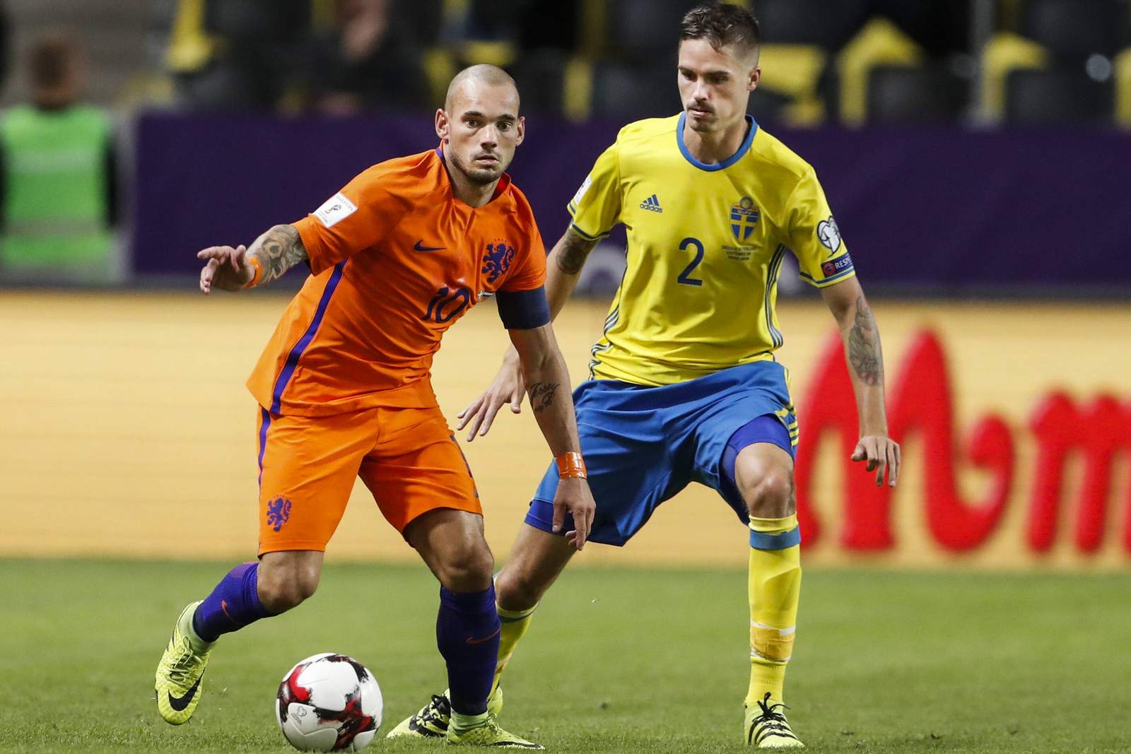wesley sneijder, mikael lustig, schweden, niederlande, länderspiele, wm quali Wesley Sneijder und Mikael Lustig im Duell. Jetzt auf die Partie Holland gegen Schweden wetten