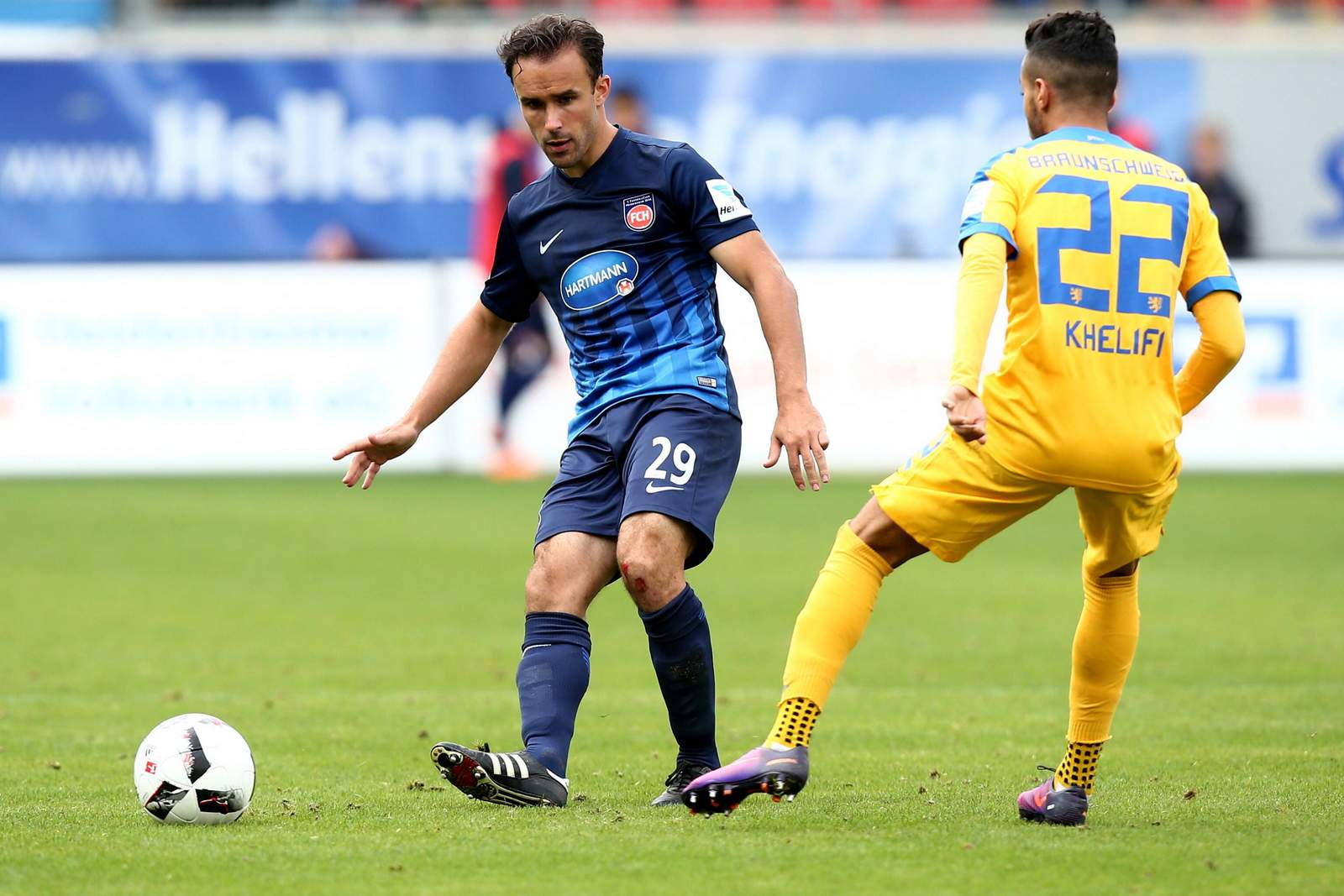 strauß heidenheim khelifi braunschweig 2.bundesliga Zweikampf zwischen Strauß und Khelifi