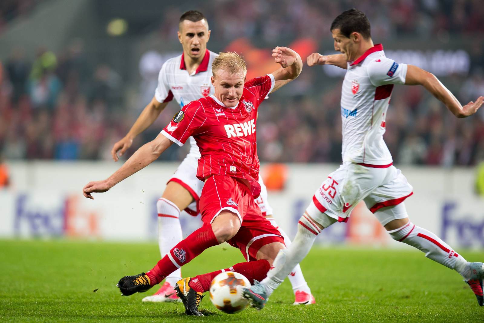 frederik sörensen, slavoljub srnic, 1. fc köln, roter stern belgrad, europa league Frederik Sörensen im Duell mit Slavoljub Srnic. Jetzt auf die Partie Köln gegen Roter Stern Belgrad wetten
