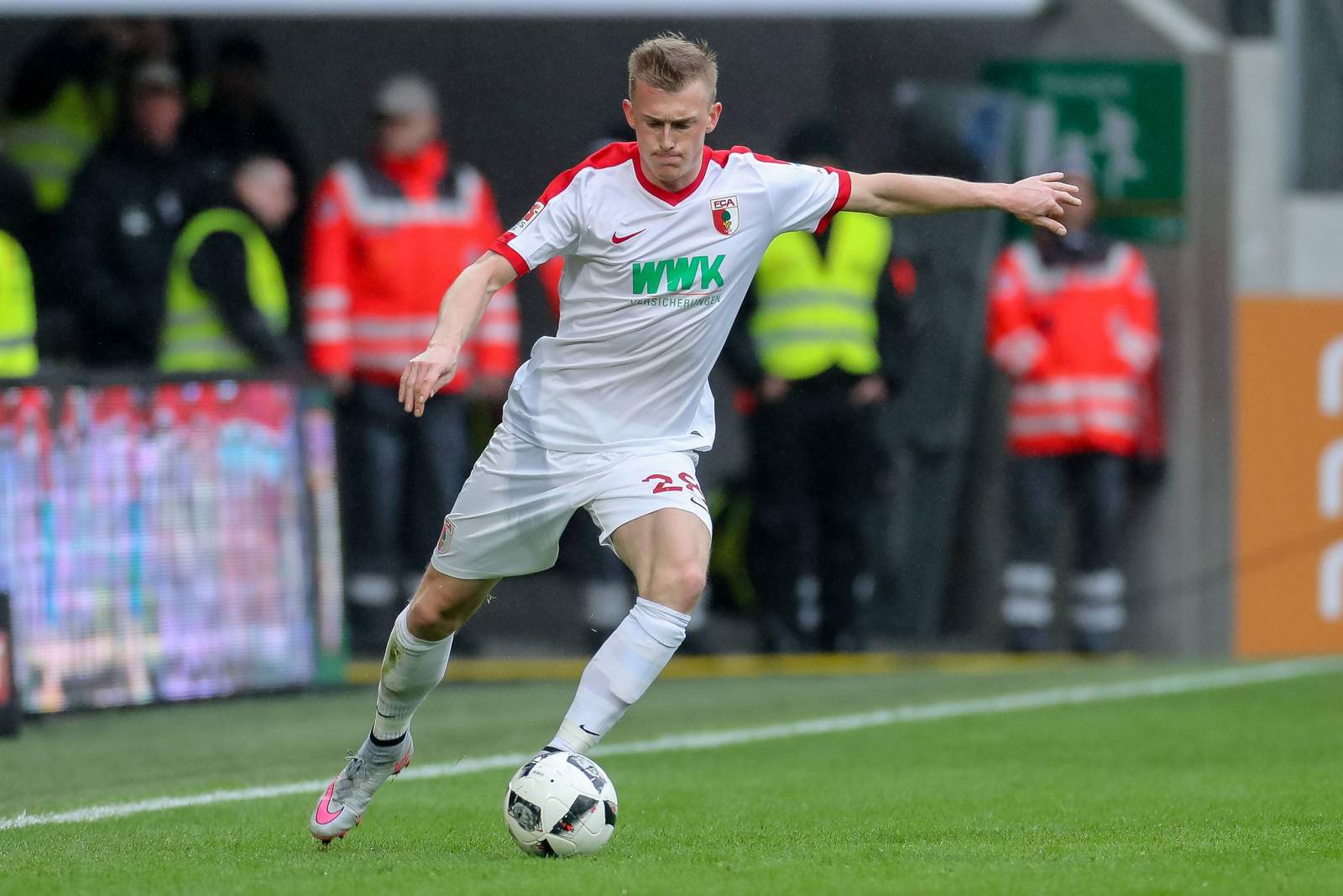 teigl augsburg 2.bundesliga Georg Teigl vom FC Augsburg beim Flanken