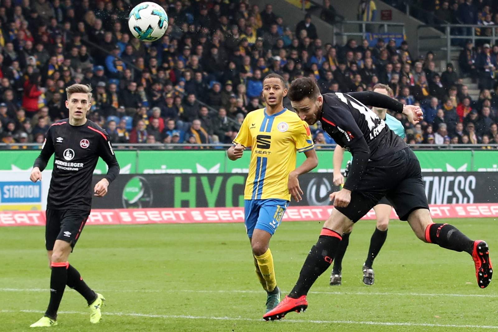 Kevin Möhwald mit Kopfball gegen Eintracht Braunschweig