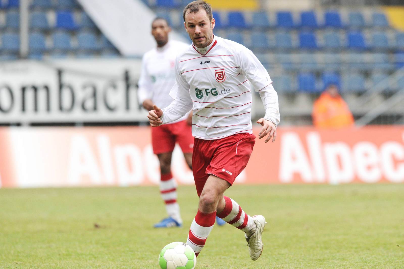 tobias schlauderer, jahn regensburg, regionalliga süd Tobias Schlauderer am Ball für Jahn Regensburg