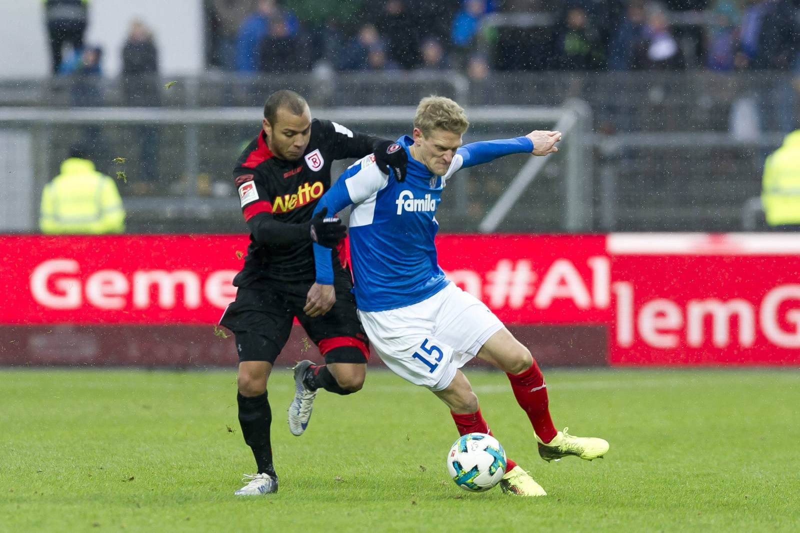 Johannes van den Bergh, Holstein Kiel, Jann George, jahn Regensburg, 2. bundesliga Johannes van den Bergh von Holstein Kiel gegen Jann George von jahn Regensburg