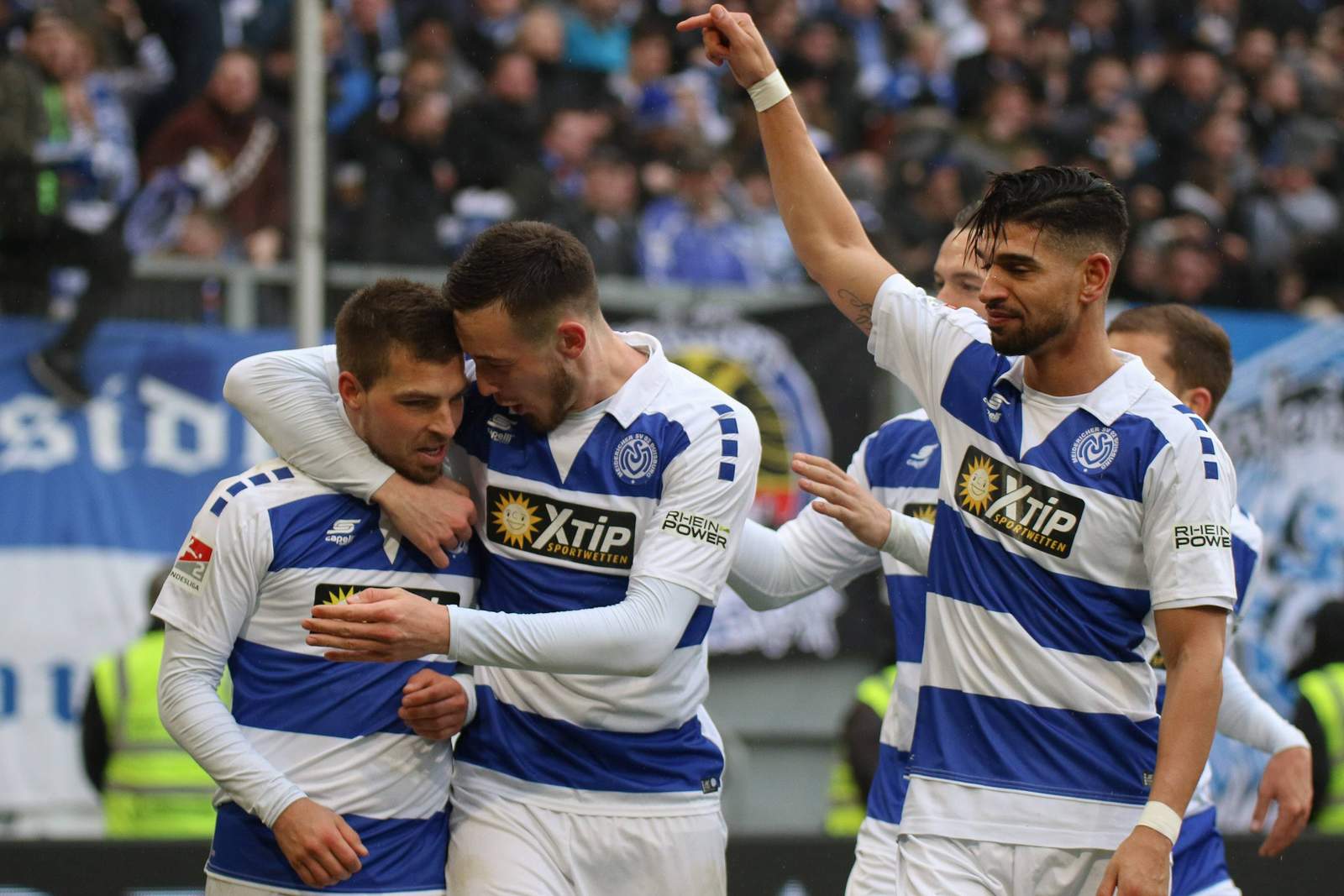 wolze iljutcenko msv duisburg 2.bundesliga Kevin Wolze und Stanislav Iljutcenko jubeln nach Tor für MSV Duisburg