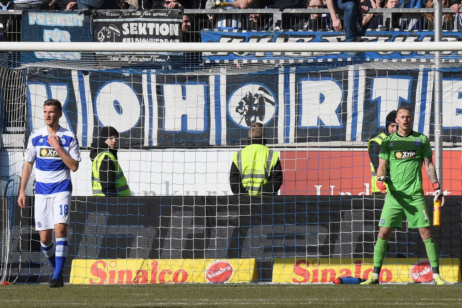 thomas blomeyer, mark flekken, msv duisburg, 2. bundesliga Thomas Blomeyer und Mark Flekken schauen nach dem 1:1 gegen Ingolstadt bedröppelt