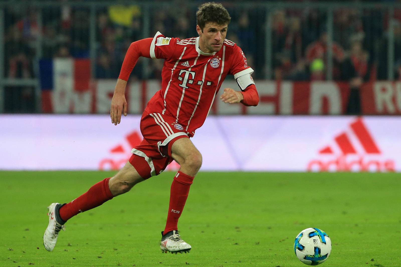 thomas müller, fc bayern münchen, bundesliga Thomas Müller jagt dem Ball nach. Jetzt auf die Partie Bayern München gegen Düsseldorf wetten