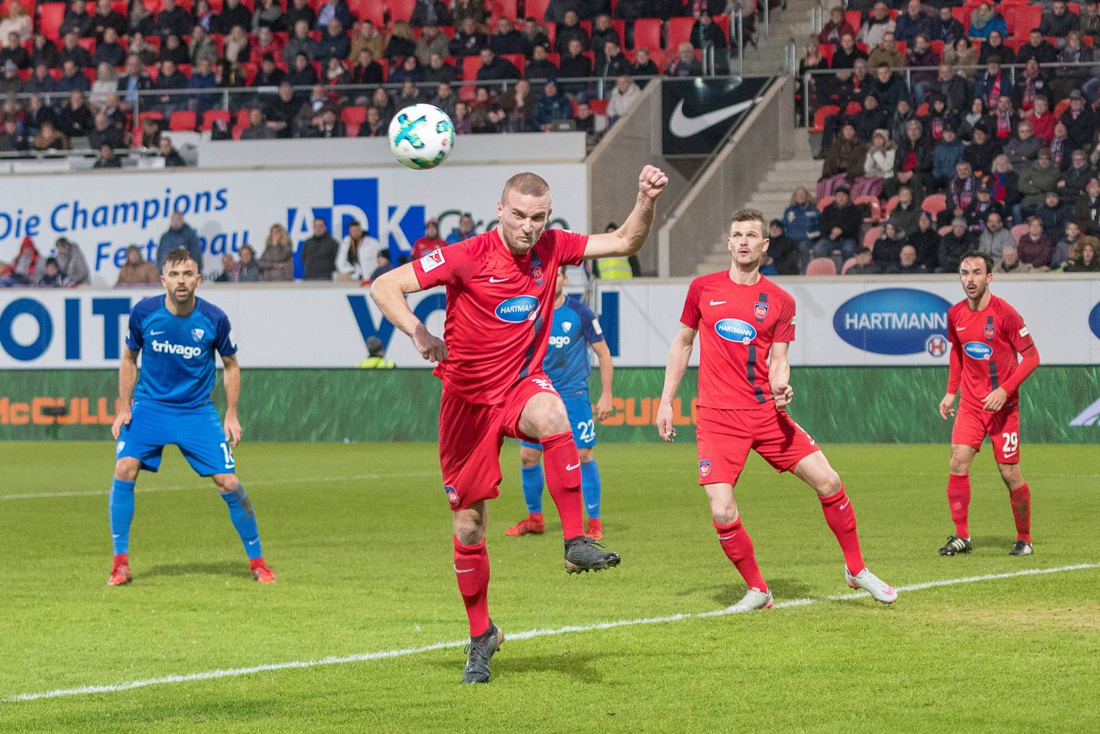 Timo Beermann vom 1. FC Heidenheim köpft den Ball aus der Gefahrenzone.