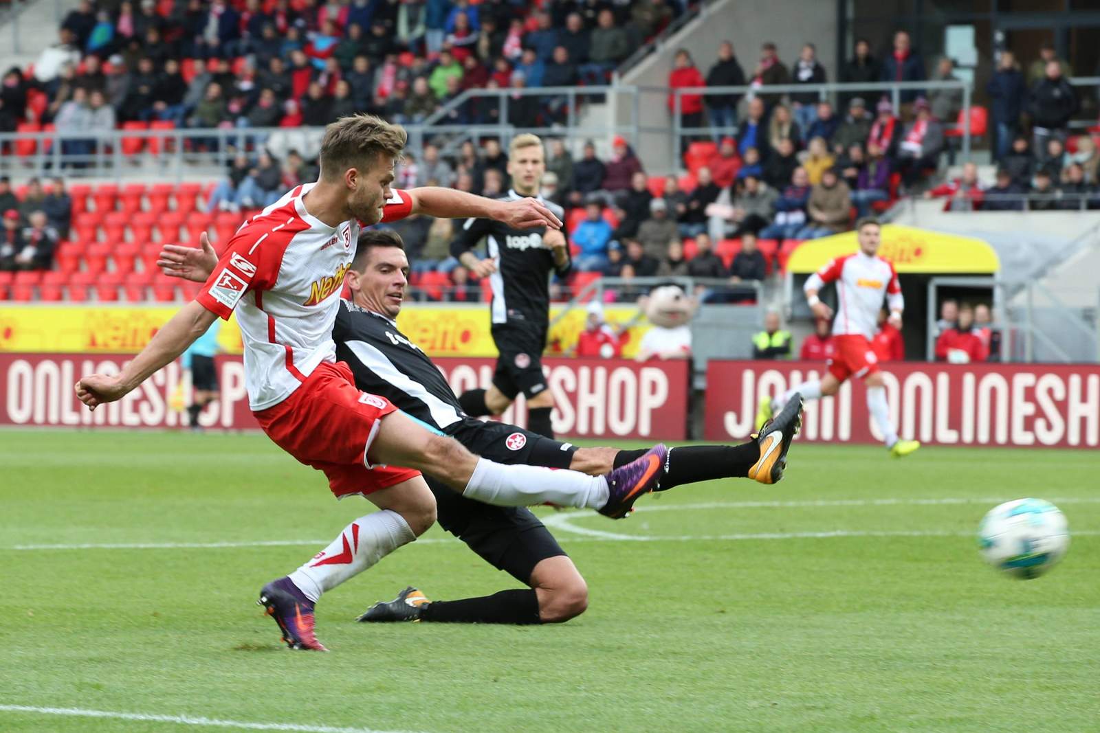 Benedikt Saller zieht ab, Christoph Moritz kommt zu spät. Jetzt auf Regensburg gegen Kaiserslautern wetten.