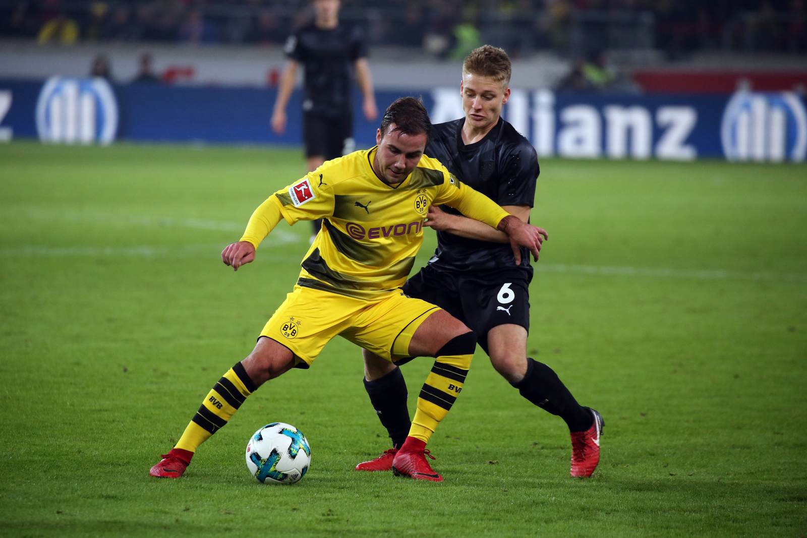 mario götze, santiago ascacibar, stuttgart, bvb bundesliga Mario Götze gegen Santiago Ascacibar
