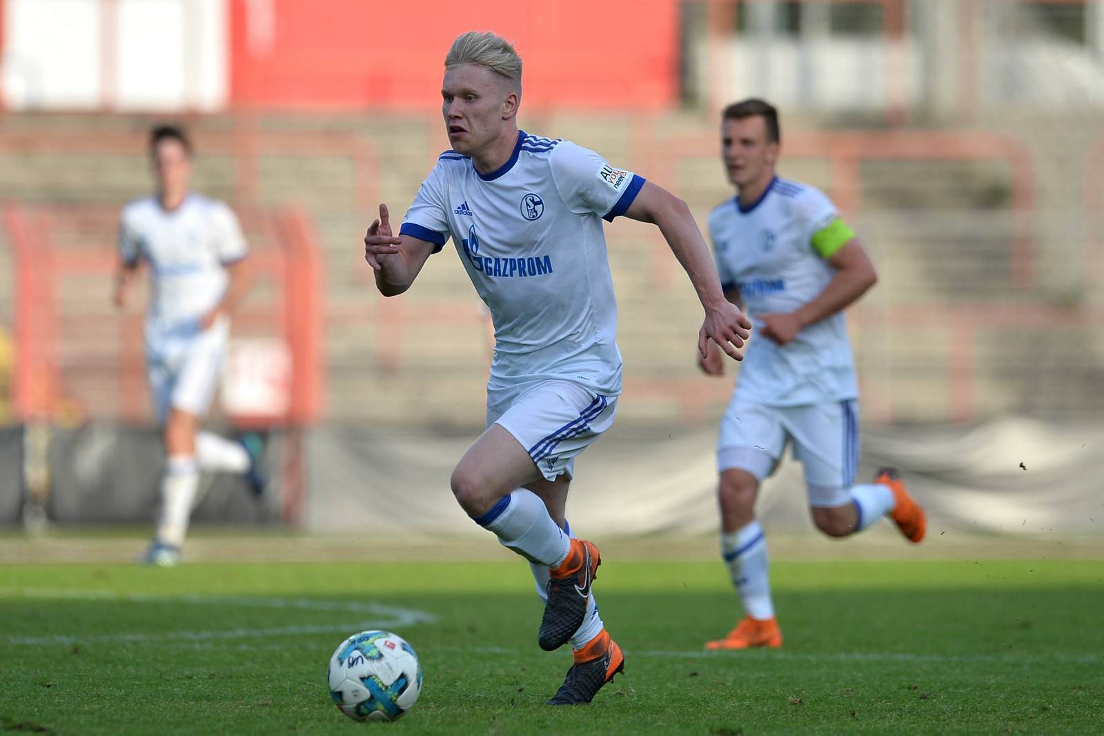 Lennart Czyborra am Ball für Schalke 04