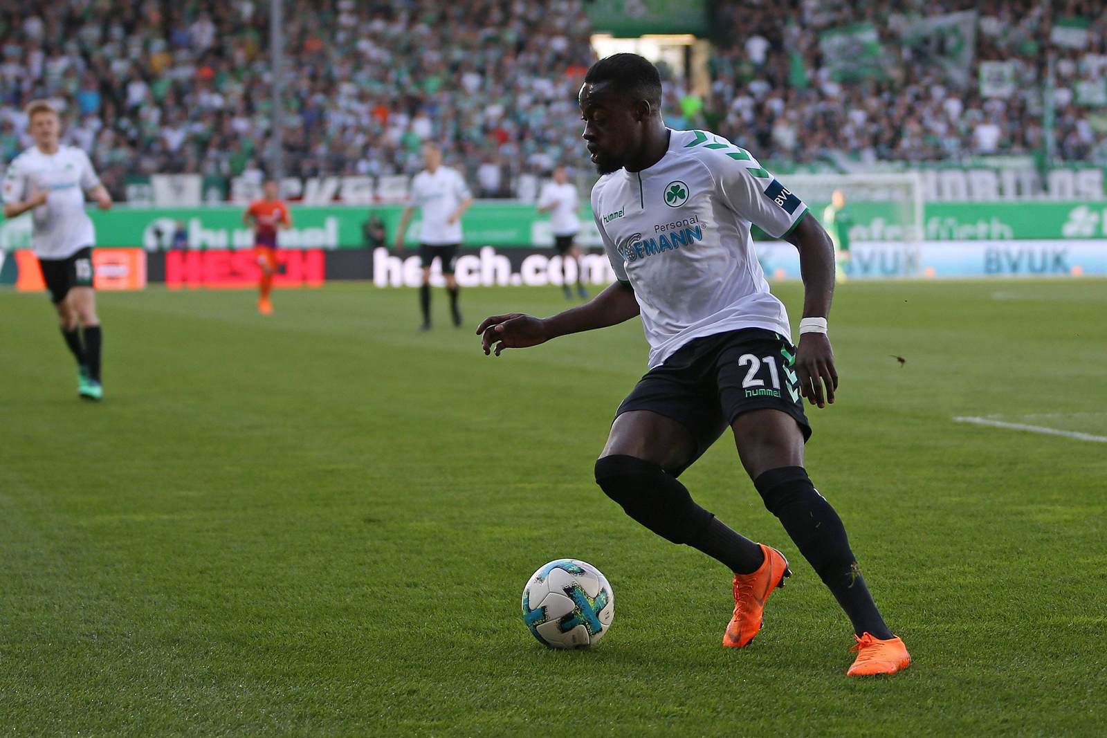 khaled narey, greuther fürth, 2. bundesliga Khaled Narey am Ball für Greuther Fürth