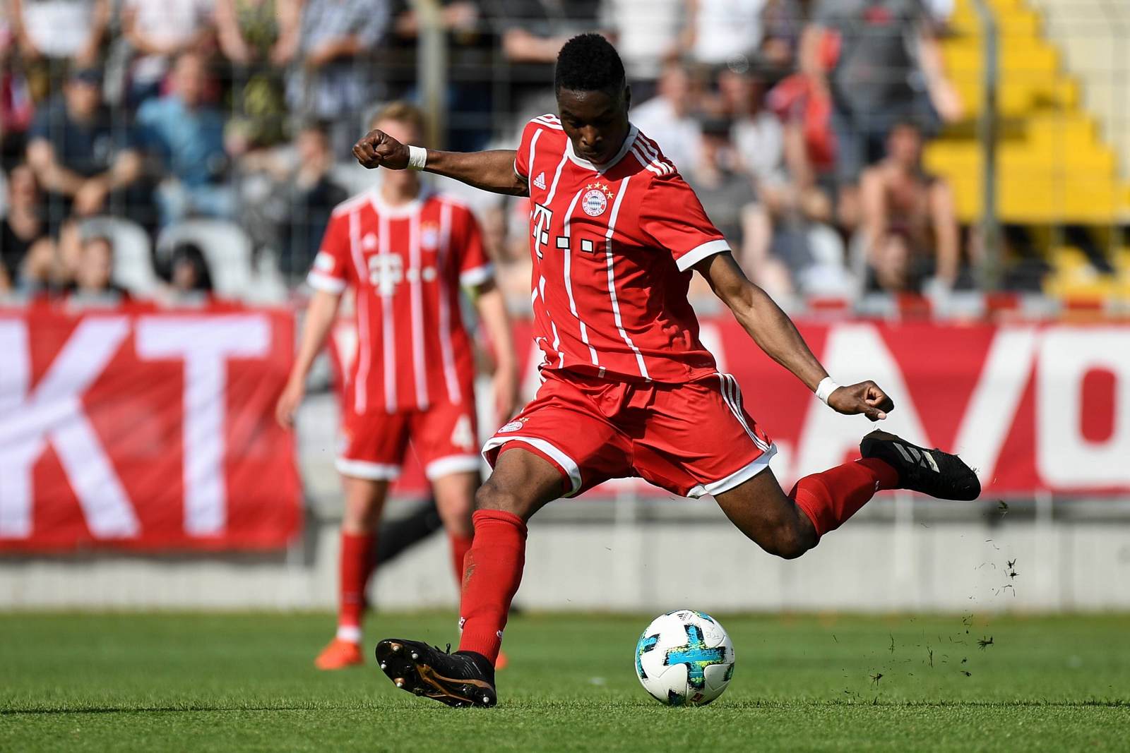 Maxime Awoudja am Ball für Bayern II.