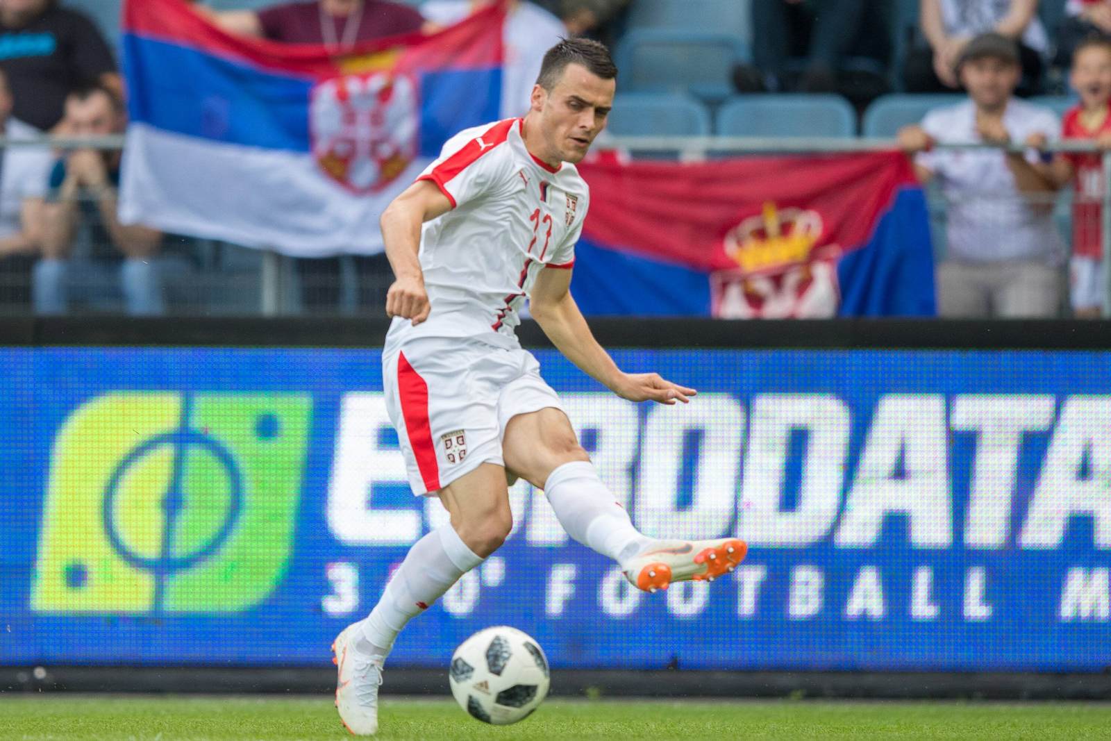 Filip Kostic am Ball für Serbien