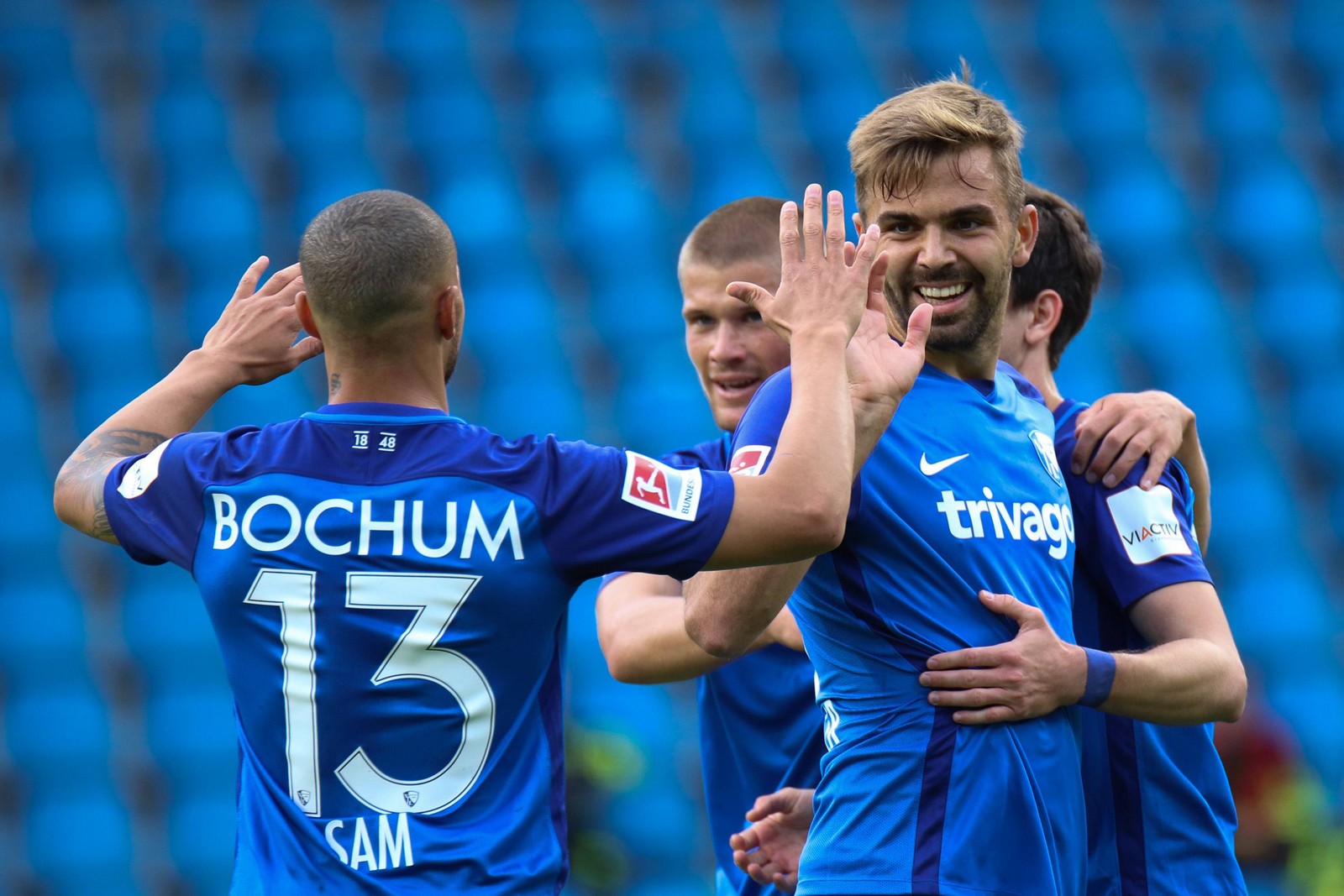 lukas hinterseer, vfl bochum, 2. bundesliga Lukas Hinterseer jubelt mit seinen Teamkollegen