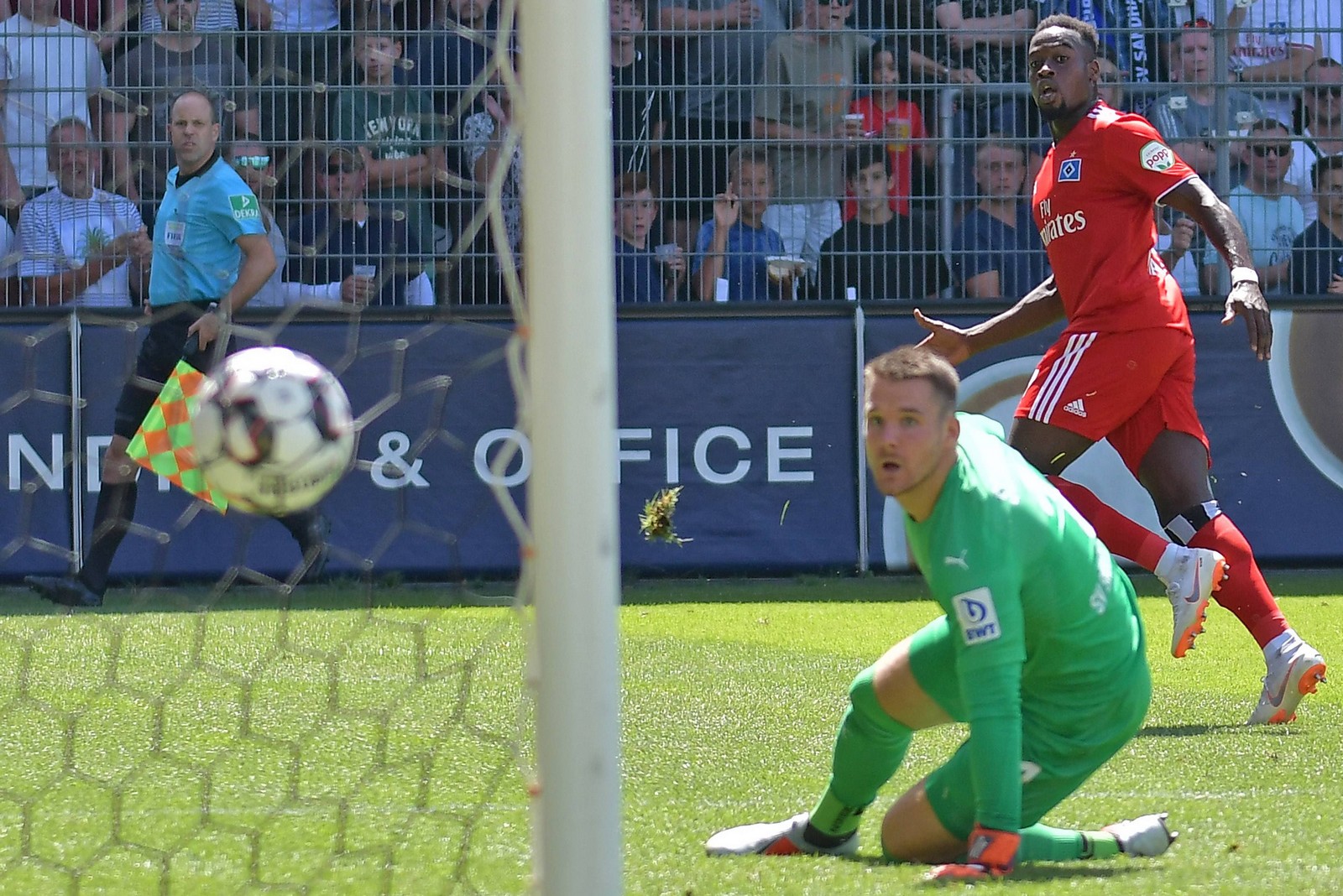 marcel schuhen, sv sandhausen, khaled narey, hamburger sv, 2. bundesliga Marcel Schuhen kassiert ein Tor von Khaled Narey