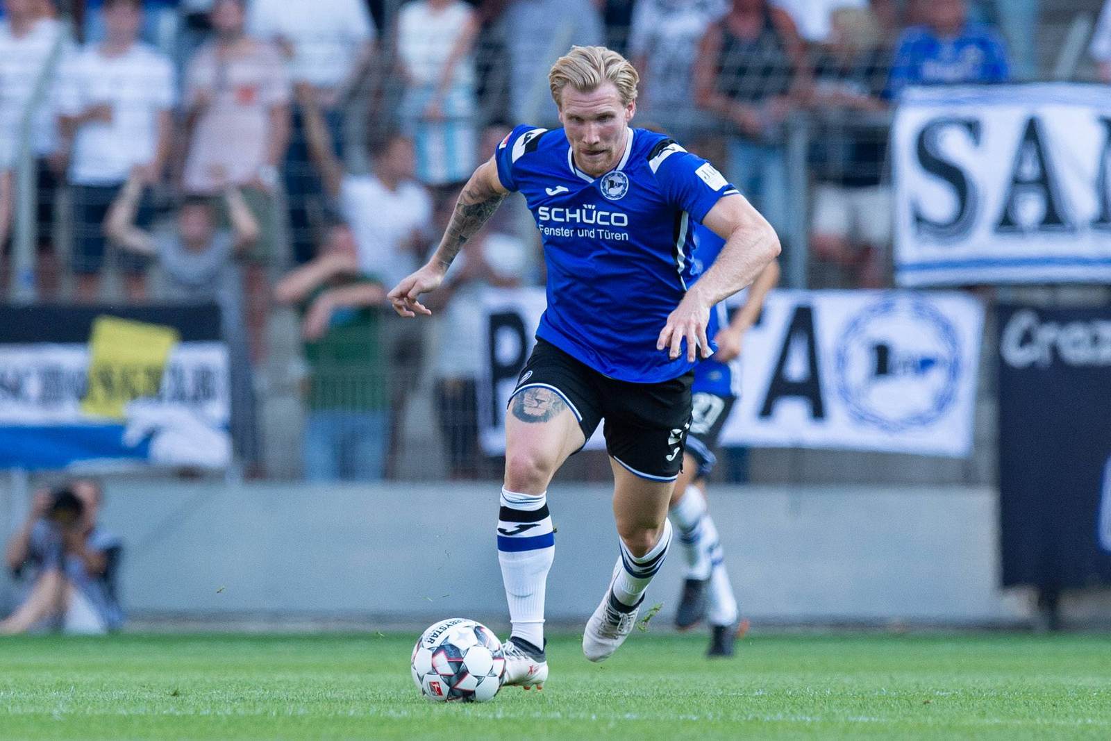 Andreas Voglsammer am Ball für Arminia Bielefeld.