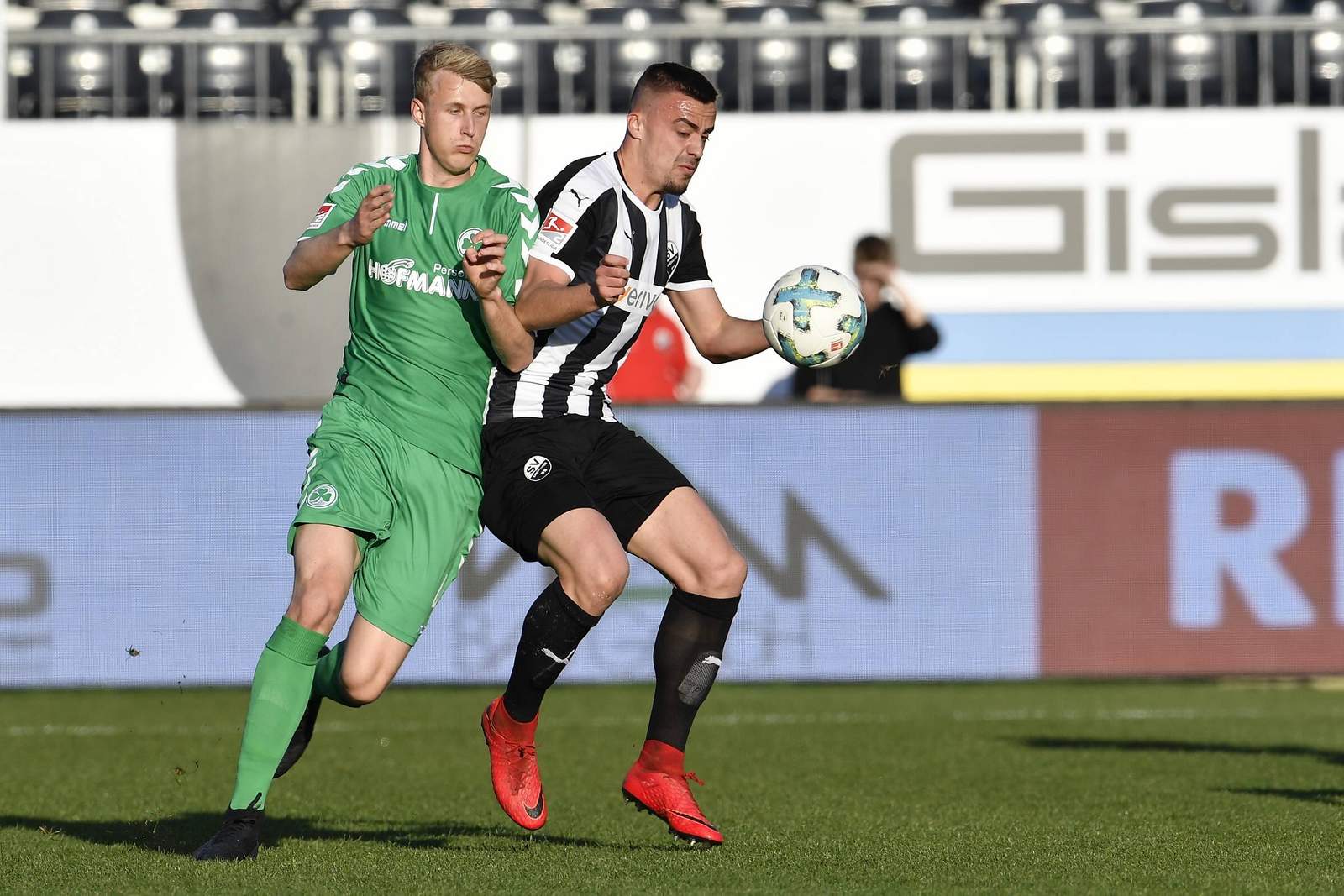 Lukas Gugganig, Fürth, Philipp Förster, Sandhausen, 2. Bundesliga Lukas Gugganig bedrängt Philipp Förster. Jetzt auf Fürth gegen Sandhausen wetten.