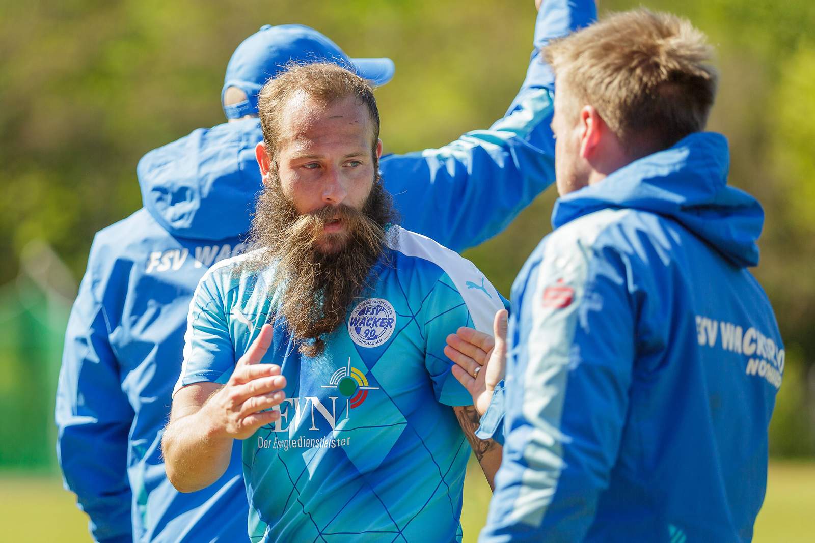 Marco „Toni“ Sailer klatscht mit Co-Trainer Martin Hauswald ab.