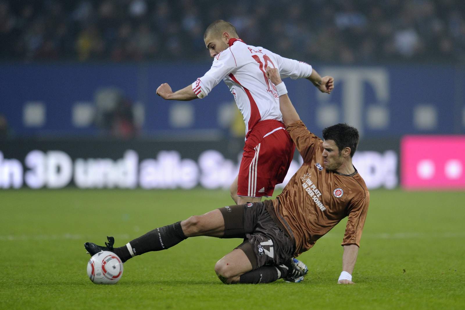 2. Liga, FC St. Pauli, Fabian Boll, Hamburger SV, Mladen Petric Fabian Boll grätscht Mladen Petric ab.