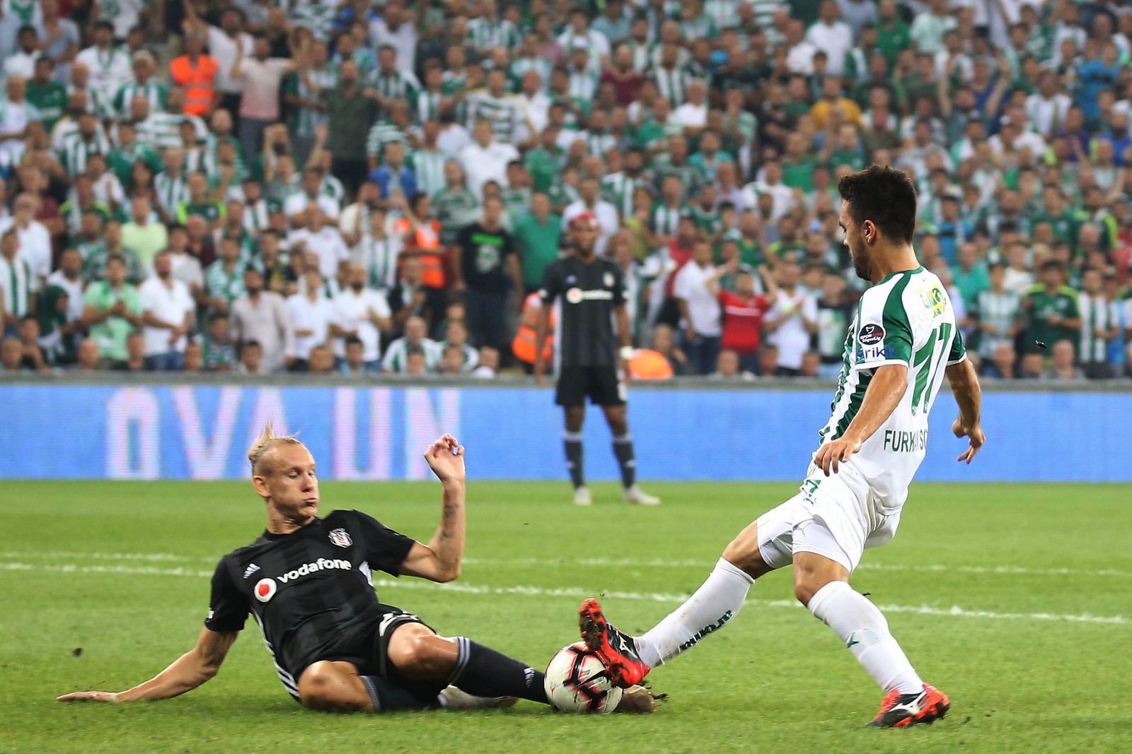 domagoj vida, besiktas, europa league Besiktas' Domagoj Vida (l.) verteidigt gewohnt robust + Jetzt auf Besiktas vs Genk wetten