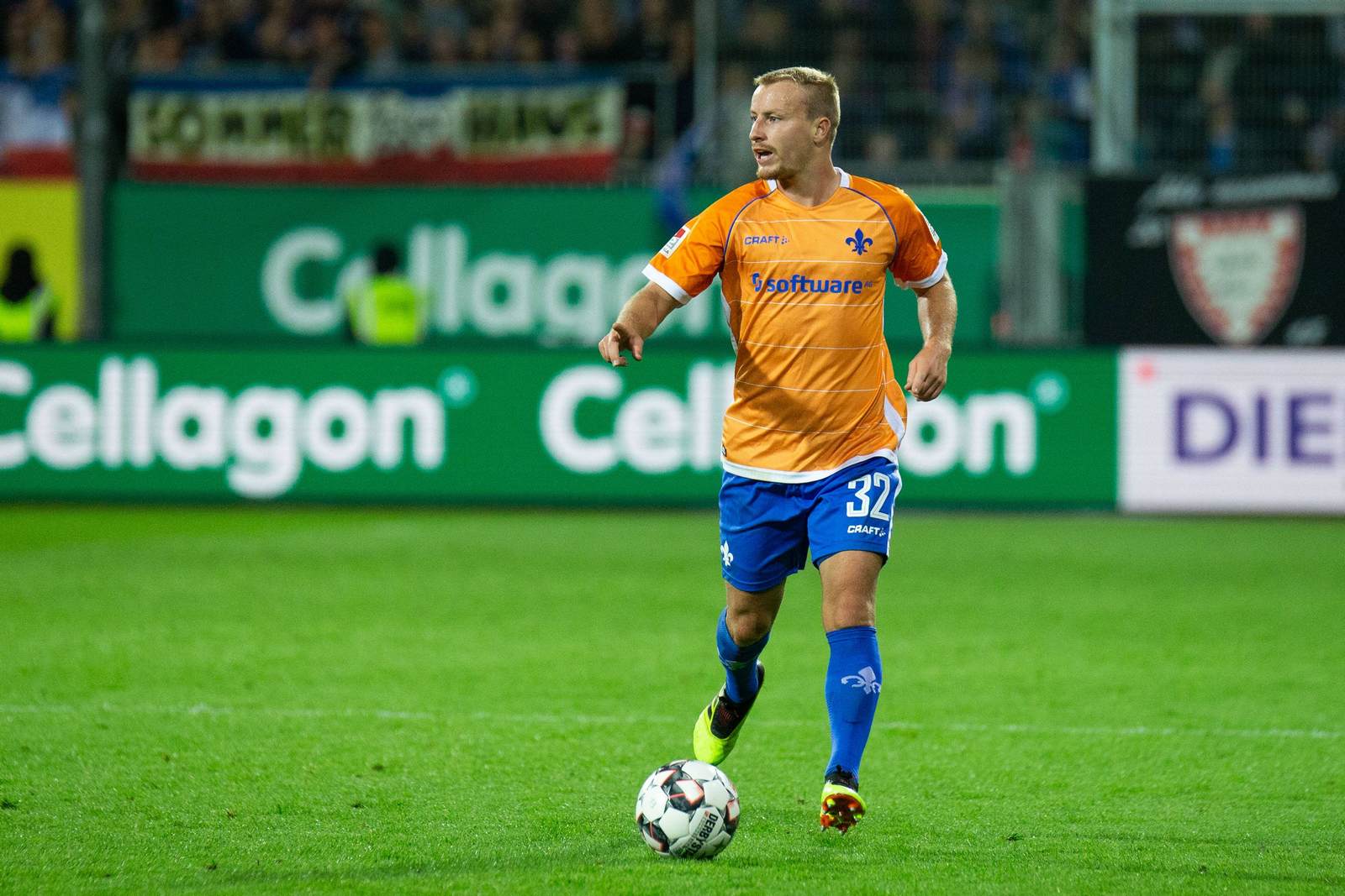 Fabian Holland am Ball für den SV Darmstadt 98