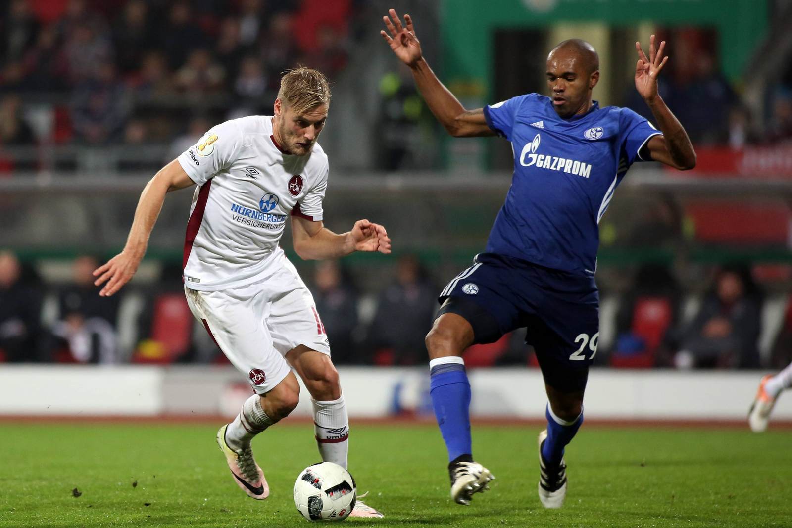 hanno behrens, naldo, 1 fc nürnberg, schalke 04, dfb pokal Hanno Behrens im Duelle mit Naldo. Jetzt auf die Partie Schalke gegen Nürnberg wetten