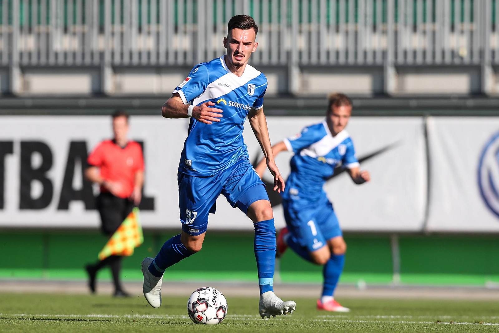 Mergim Berisha vom 1. FC Magdeburg am Ball