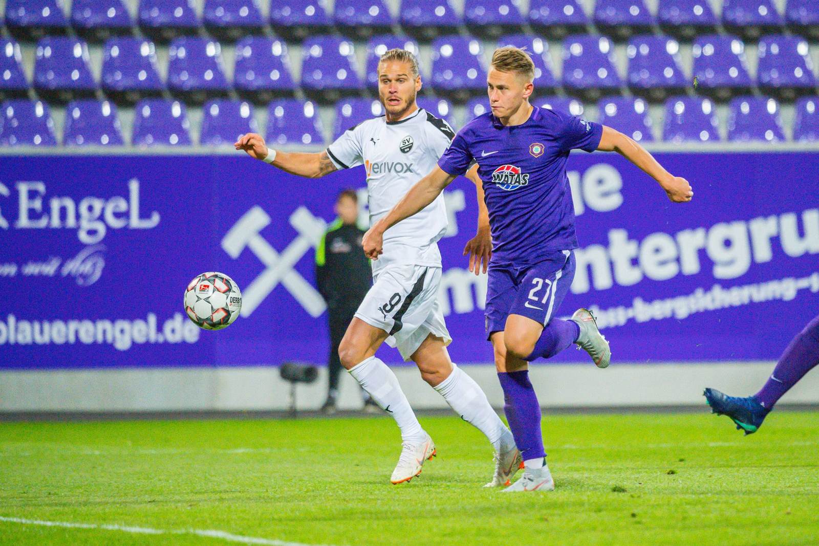 rurik gislason, sascha härtel, sv sandhausen, erzgebirge aue, 2. bundesliga Rurik Gislason im Duell mit Sascha Härtel