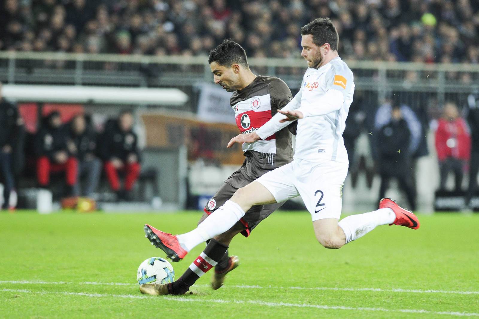 sami allagui, tim hoogland, fc st pauli, vfl bochum, 2. bundesliga Sami Allagui im Duell mit Tim Hoogland.