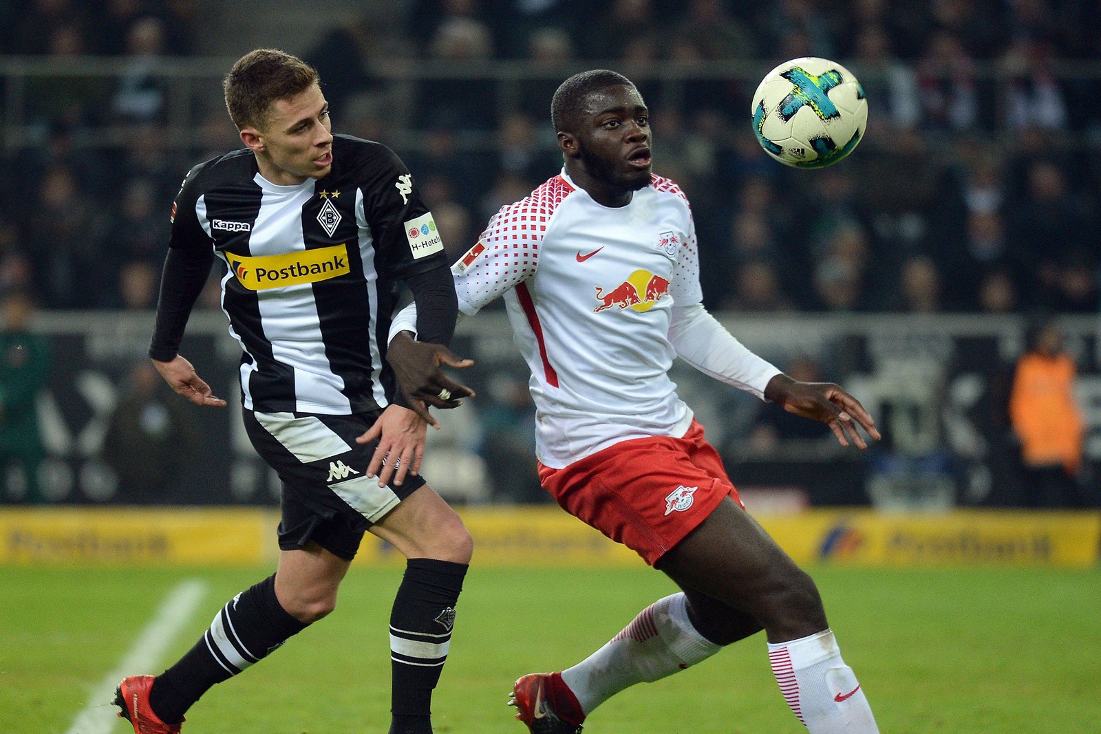 thorgan hazard, gladbach, dayot upamecano, leipzig, bundesliga Dayot Upamecano (r.) schirmt den Ball vor Thorgan Hazard ab. Jetzt auf Leipzig vs Gladbach wetten.