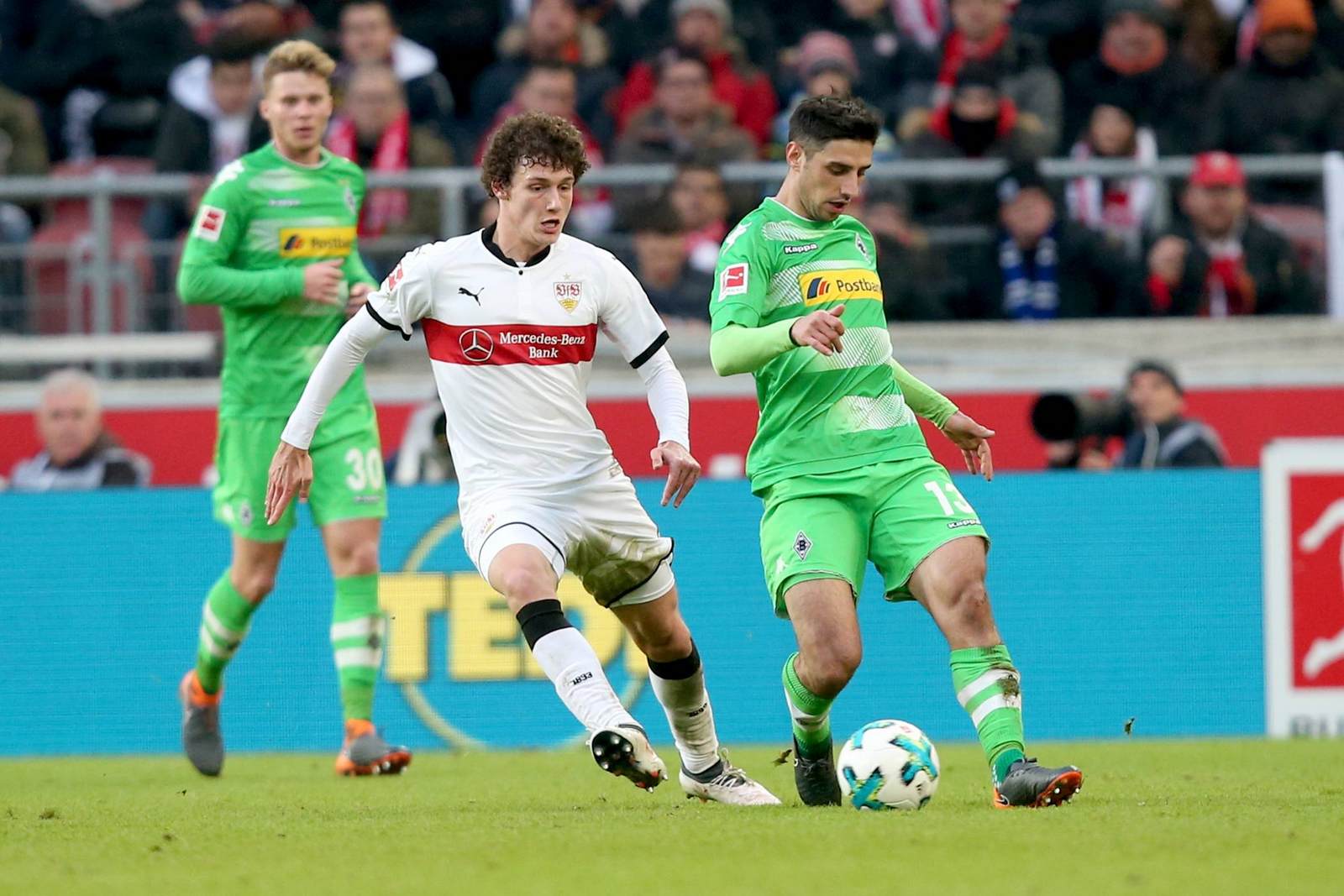 benjamin pavard, lars stindl, vfb stuttgart, borussia mönchengladbach, bundesliga Benjamin Pavard im Duell mit Lars Stindl. Jetzt auf Gladbach vs Stuttgart wetten