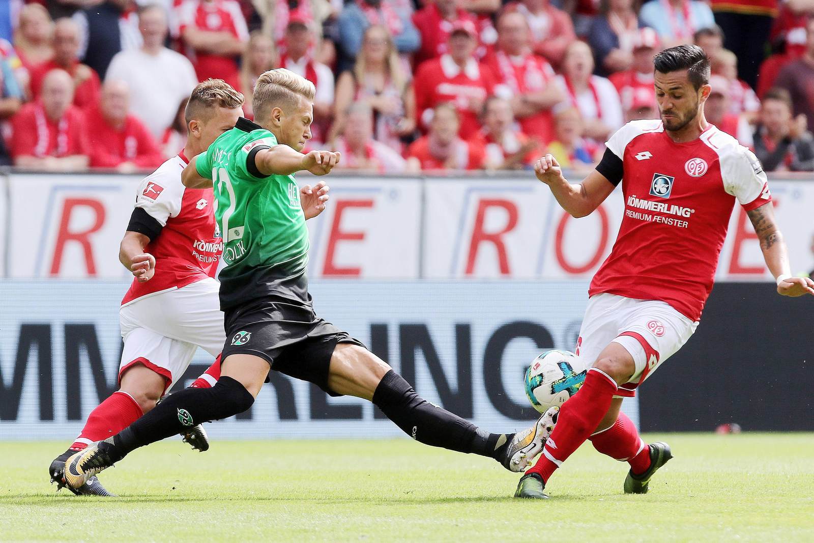 matthias ostrzolek, danny latza, hannover 96, fsv mainz 05, bundesliga Matthias Ostrzolek im Duell mit Danny Latza. Jetzt auf Mainz vs Hannover wetten