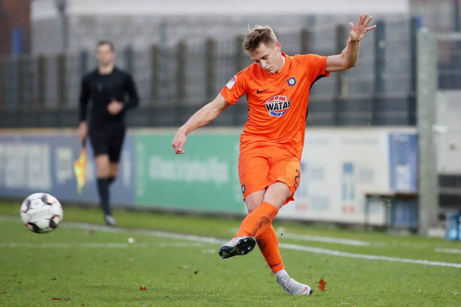 sascha härtel, erzgebirge aue, 2. bundesliga Sascha Härtel am Ball für Erzgebirge Aue