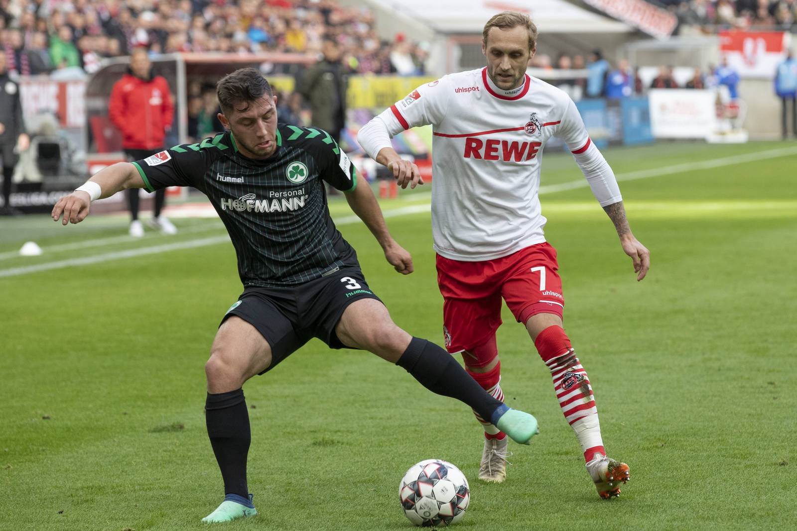 maximilian wittek, marcel risse, greuther fürth, 1 fc köln, 2. bundesliga Maximilian Wittek im Duell mit Marcel Risse