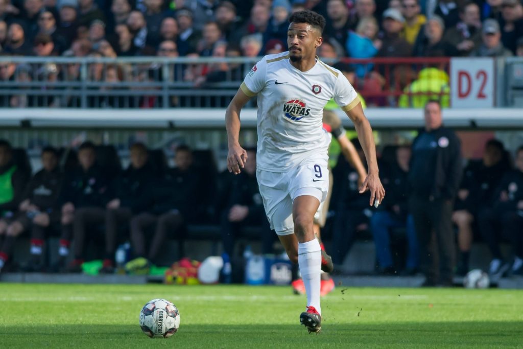 Erzgebirge Aue Hoffnung auf Verbleib von Emmanuel Iyoha