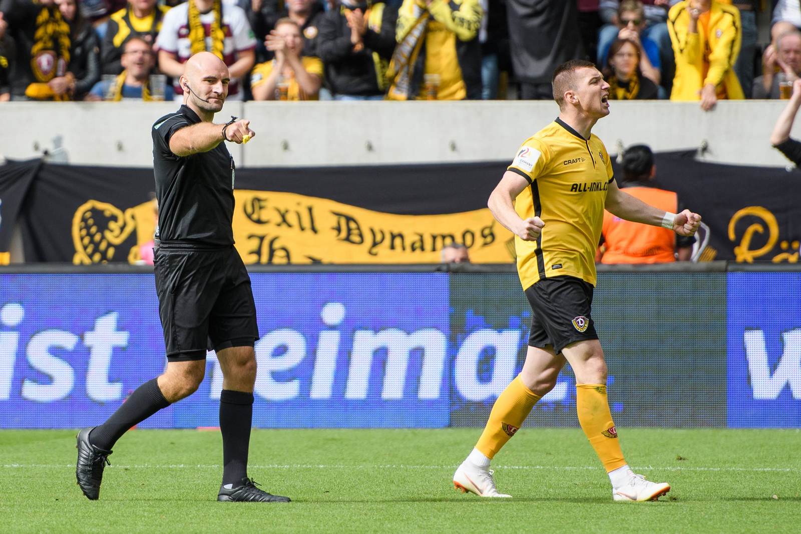 benedikt kempkes, haris duljevic, schiedsrichter, dynamo dresden, 2. bundesliga Benedikt Kempkes pfeift, Haris Duljevic jubelt