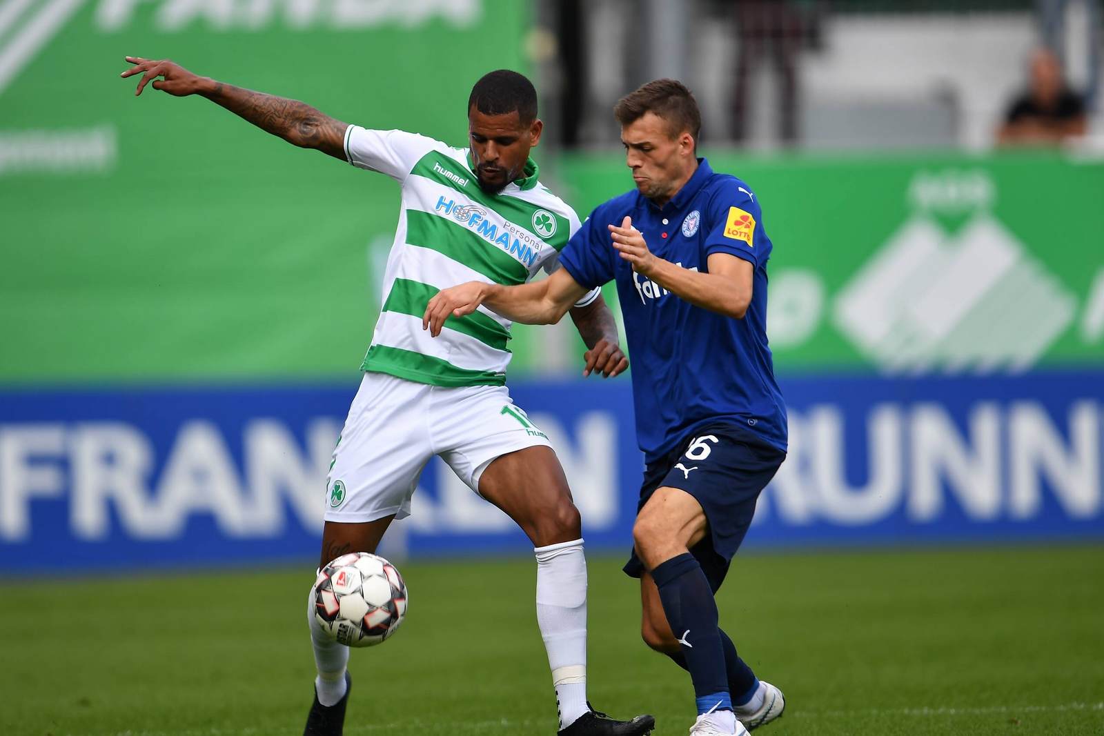 daniel keita-ruel, greuther fürth, jonas meffert, holstein kiel, 2. bundesliga Daniel Keita-Ruel im Zweikampf mit Jonas Meffert.