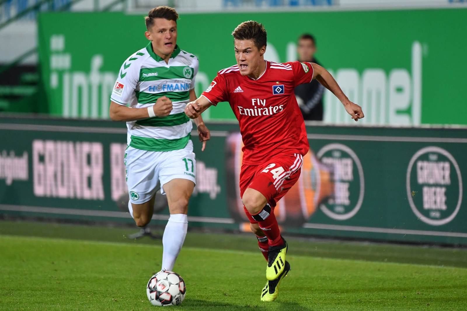 fabian reese, spvgg greuther fürth, gotoku sakai, hsv, 2. bundesliga Fabian Reese verfolgt Gotoku Sakai.
