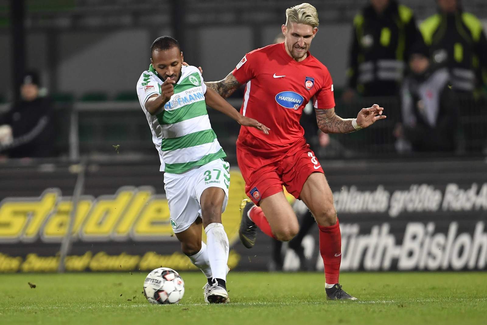 green fürth andrich heidenheim 2.bundesliga Zweikampf zwischen Julian Green und Robert Andrich
