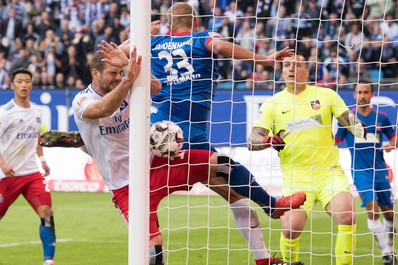 pierre michel lasogga, hsv, heidenheim, 2. bundesliga Pierre-Michel Lasogga drückt den Ball gegen Heidenheim über die Linie.