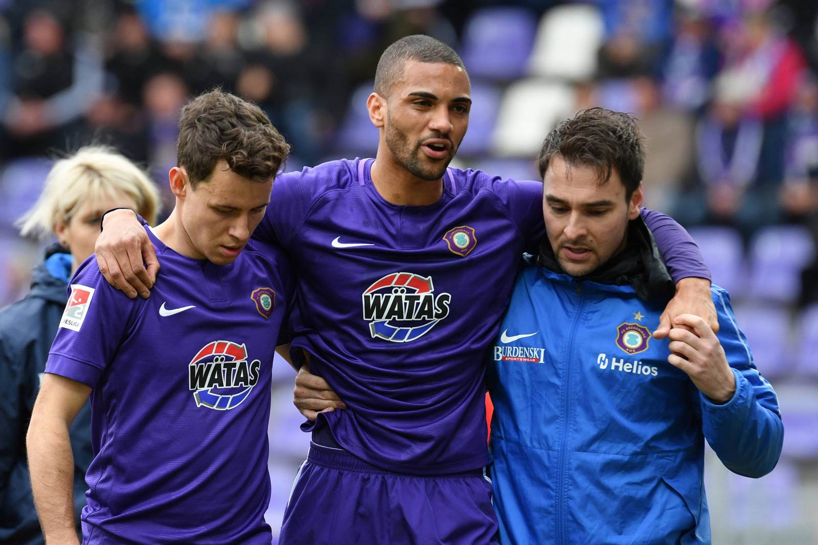 clemens fandrich, malcolm cacutalua, erzgebirge aue news, 2. bundesliga Malcolm Cacutalua wird von Clemens Fandrich gestützt