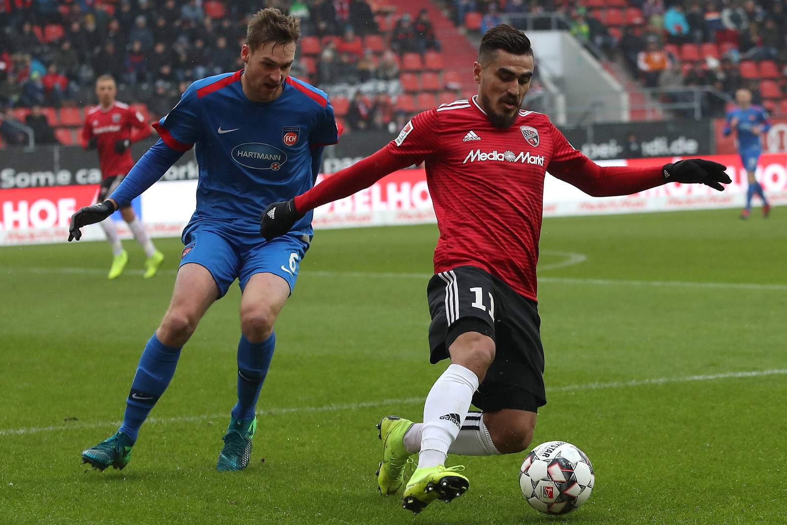 2. bundesliga, fc ingolstadt, dario lezcano, 1. fc heidenheim, patrick mainka Dario Lezcano (r.) wird von Patrick Mainka verfolgt.